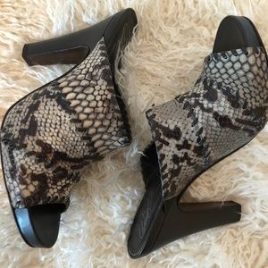 Donald J. Pliner Viggo Python print heels Sz 8